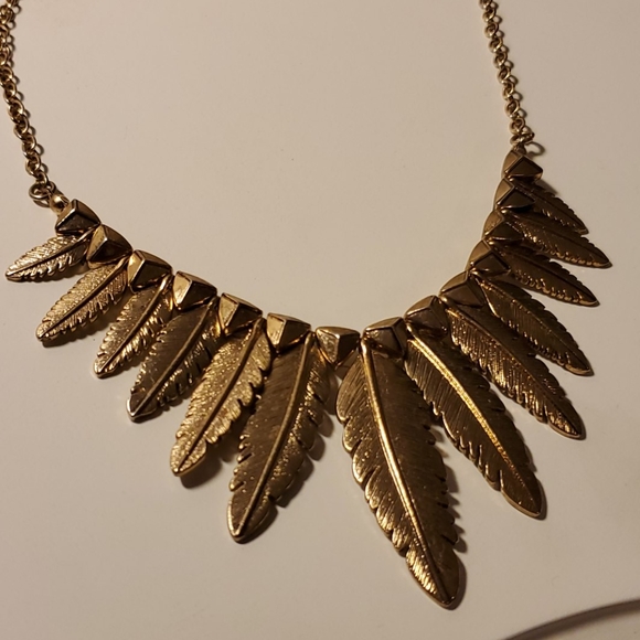 Forever 21 gold feather necklace - Picture 2 of 4